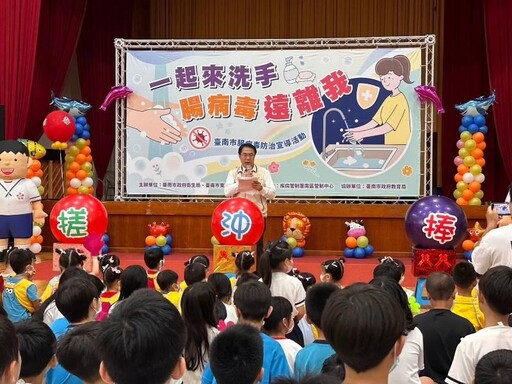 「手」護健康 黃偉哲市長帶領崇學國小師生共同宣誓對抗腸病毒