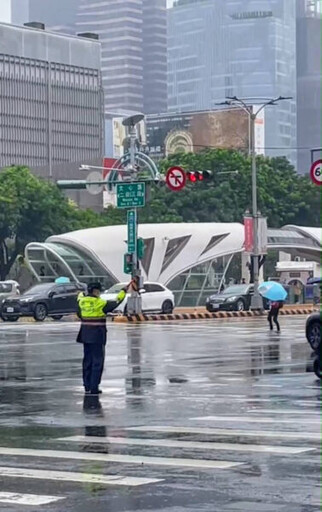 中市交警義交豪雨中指揮、堅守崗位 市民上班上學交通不打結