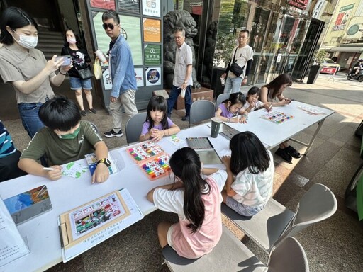 臺南郵局舉辦「郵您真好」母親節彩繪明信片活動