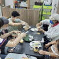 烘焙溫暖心 社區爺奶伴身障日照學員享受一日烘焙體驗