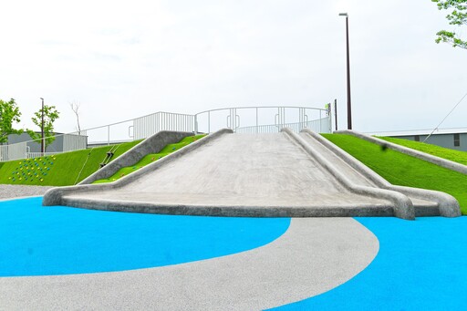桃園新龍公園啟用 首座共融式遊戲場打造全新休憩空間