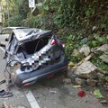 地震釀災！苗62線泰安路段落石砸中路旁車輛