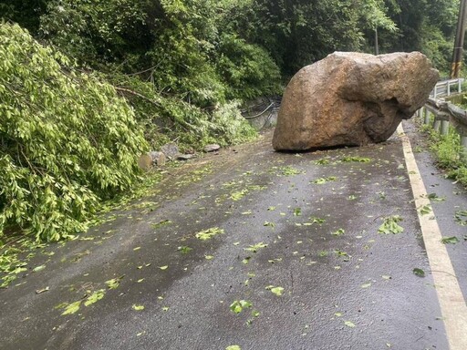 仁愛鄉力行產業道路 今晨掉落巨石擋在路中