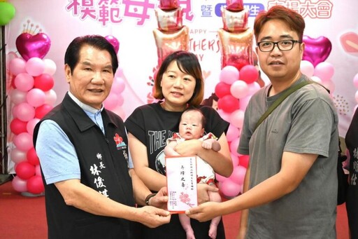 梅山鄉公所生育補助提高 林俊謀鄉長發出第一位第三胎10萬元
