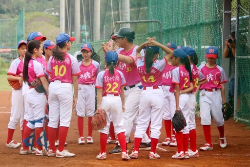 新竹縣興隆國小女子棒球隊表現佳 成軍半年勇奪軟式女子全國季軍